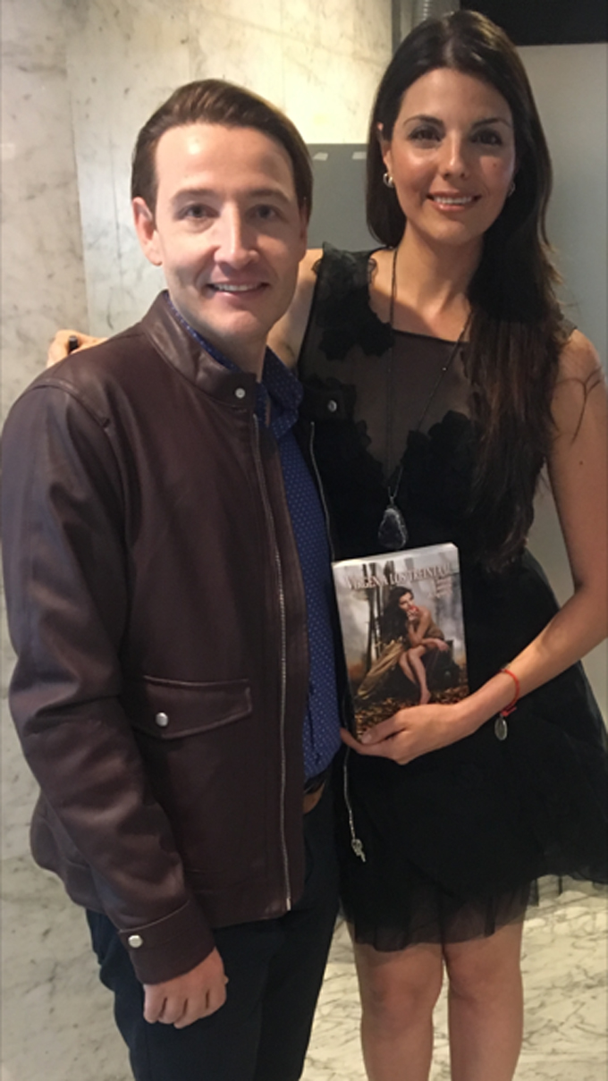 El cantautor Ramsés Márquez estuvo con la autora del libro "Virgen a los 30 II, 5 años despues", Vivian Sleiman