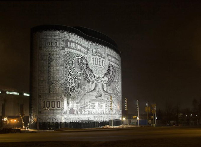 En fotos: aquí el billete que decora un edificio en Lituania