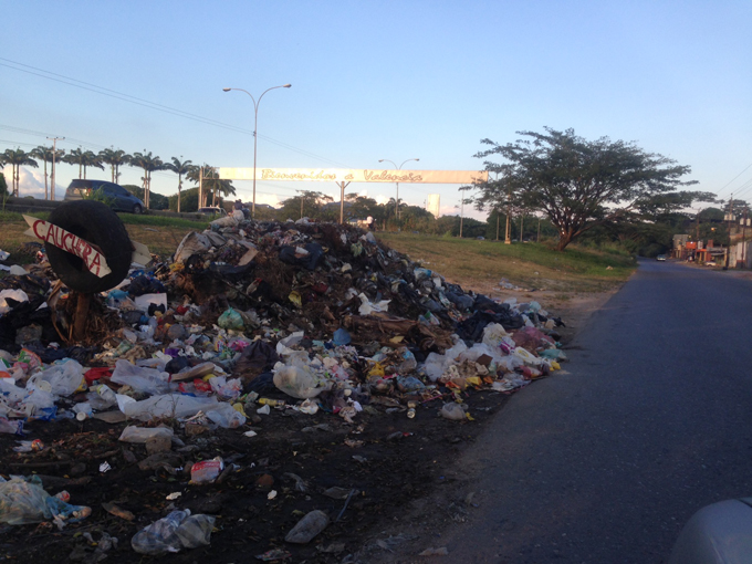 Micro vertederos de basura dan la bienvenida a habitantes de El Socorro