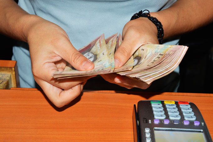 Comercios de Naguanagua siguen aceptando billetes de Bs. 100