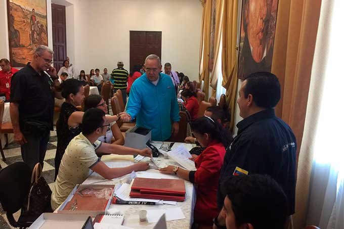 Gobierno inició entrega de aportes a comerciantes afectados en Bolívar