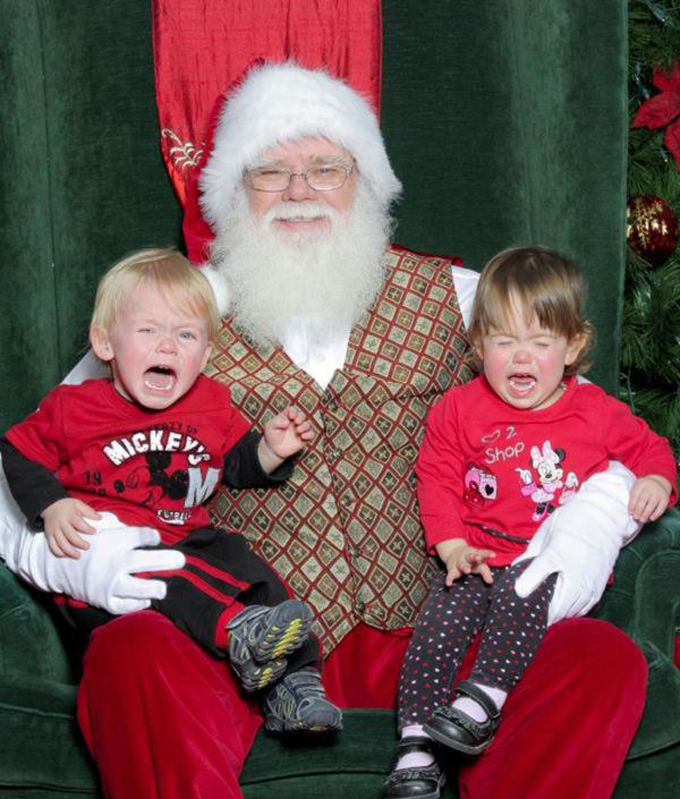 En fotos: ¡De espanto! Papá Noel causa temor en algunos niños