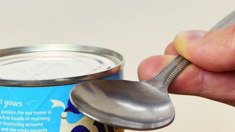En video: mira cómo puedes abrir latas usando solo una cucharilla