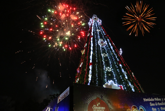 La navidad iluminó Parque Negra Hipólita con tradicional encendido del árbol
