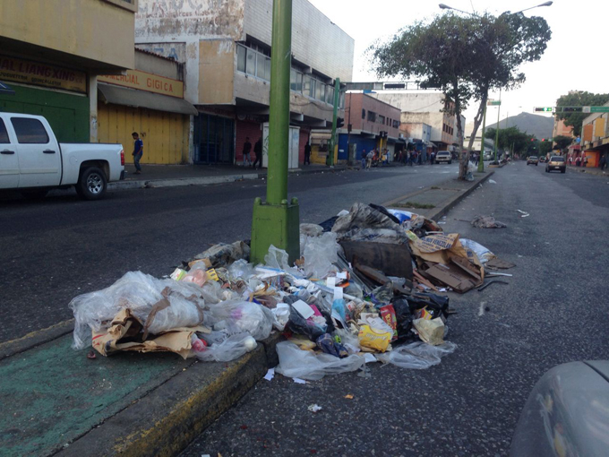 Entre huecos y basura se encuentran calles del centro de Valencia