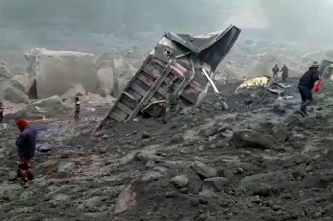Al menos 5 muertos y 23 desaparecidos dejó derrumbe de mina en la India