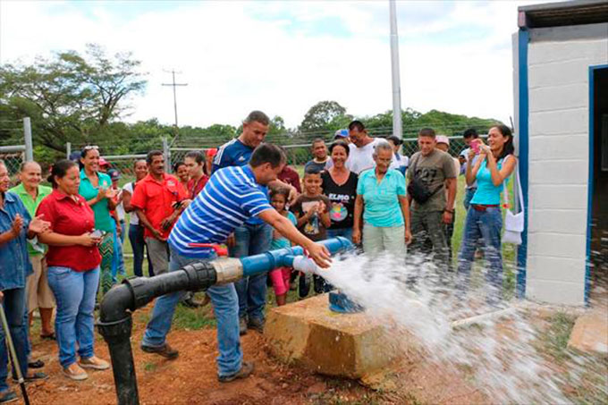 Juan Perozo inauguró pozo en el sector Las Manzanas