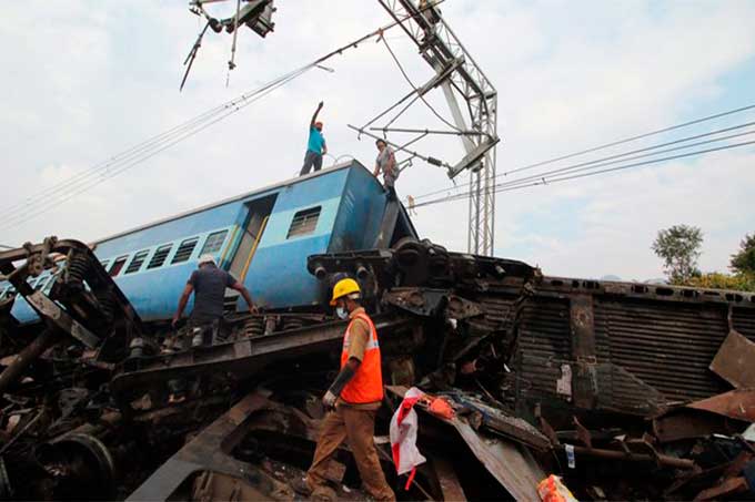 Aumenta a 29 los fallecidos tras descarrilarse un tren en la India (+fotos)