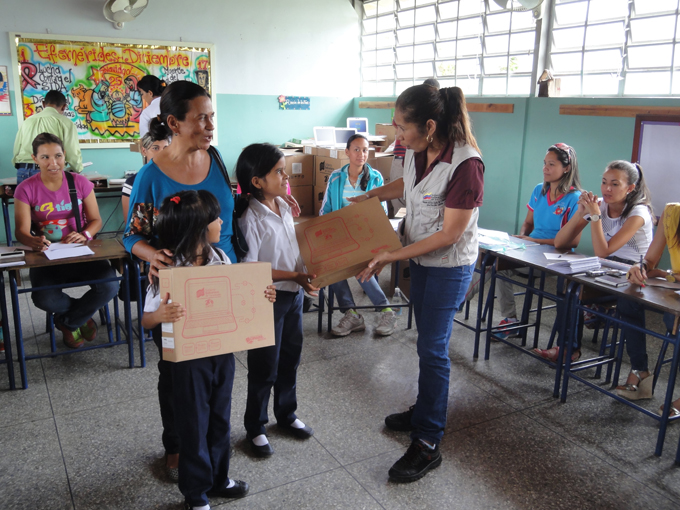 Ameliach sigue entregando Canaimas a estudiantes carabobeños