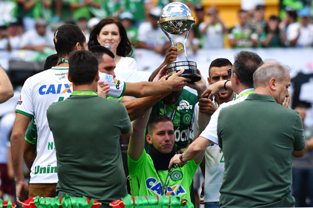 Chapecoense volvió a la cancha para levantar la Copa Sudamericana 2016
