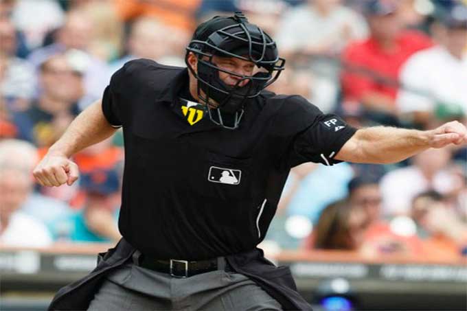 Umpire venezolano Carlos Torres trabajará en el All-Star Game 2022