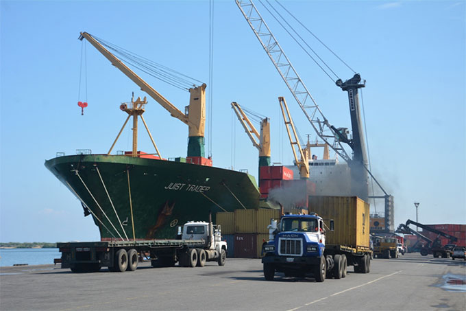 Descargan buques con maíz amarillo y trigo en puertos del país