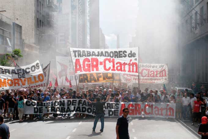 Empleados de Clarín en Argentina protestaron contra despidos masivos