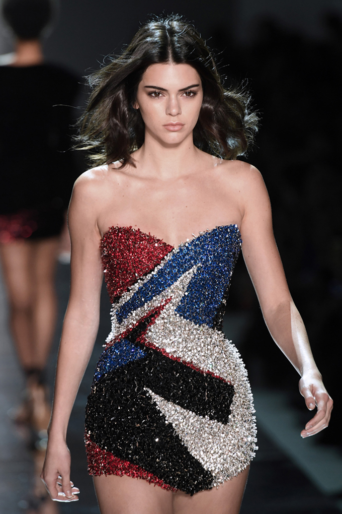 En fotos: ¡En París! Kendall Jenner presumió sus piernas con este vestido