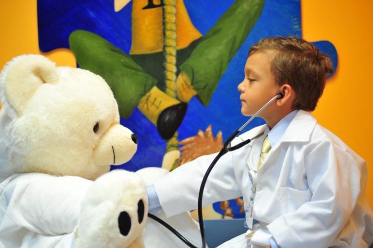 Hoy se celebra el Día del Pediatra: dedicados en la salud de los niños