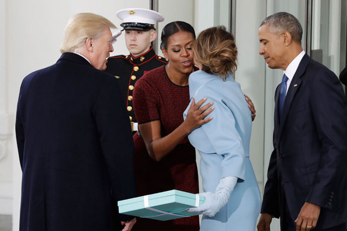¡Incómodo! Regalo de Melania Trump a Michelle Obama (+video)