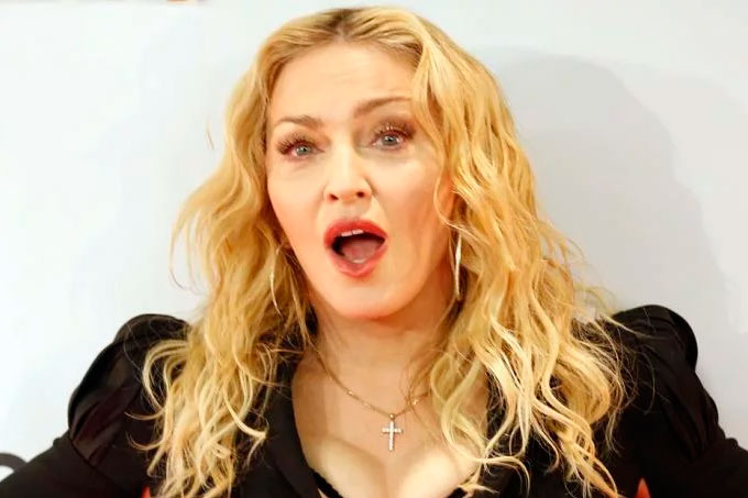 ¡Carne fresca! Madonna anda de amores con este modelito (+fotos)