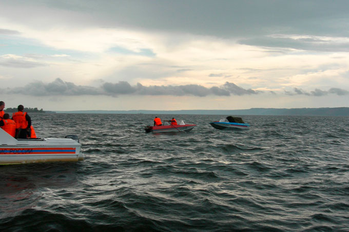 Hallan a 27 personas con vida tras naufragio en Malasia