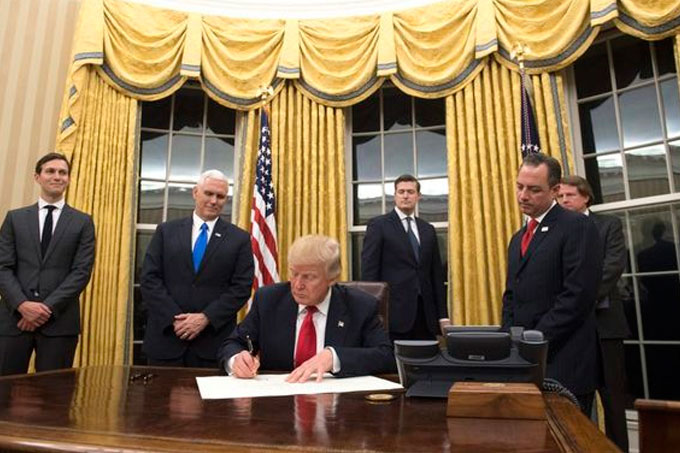 Trump firmó decretos para construir polémicos oleoductos