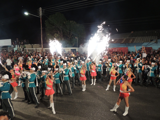 Alegría, ritmo y sabor en el gran desfile de Carnaval en San Joaquín