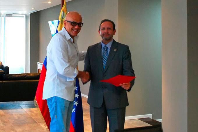 Venezuela entregó a Unasur documento a favor del diálogo por la paz