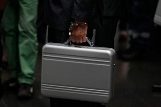 La imagen: este es el portador del maletín nuclear de Donald Trump