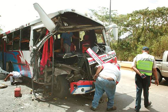 Unidad colectiva chocó contra camión en la Valencia-Puerto Cabello