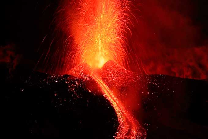¡Impactante! Volcán italiano Etna entró en erupción (+video)
