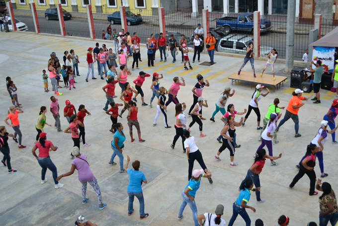 Mujeres porteñas celebraron su día con caminata y bailoterapia