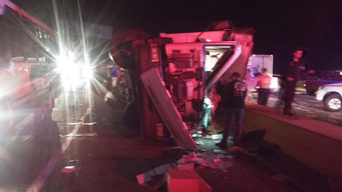 Un fallecido tras volcar un camión en la bajada de Tazón