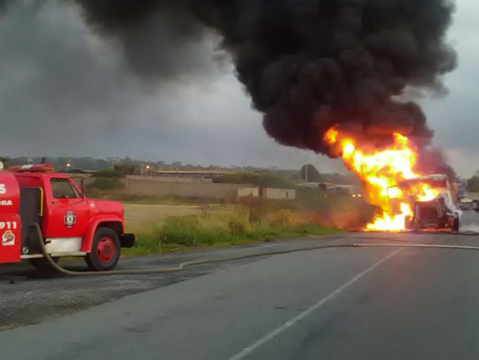 Cisterna de combustible se incendió en Distribuidor Palma Sola (+fotos)