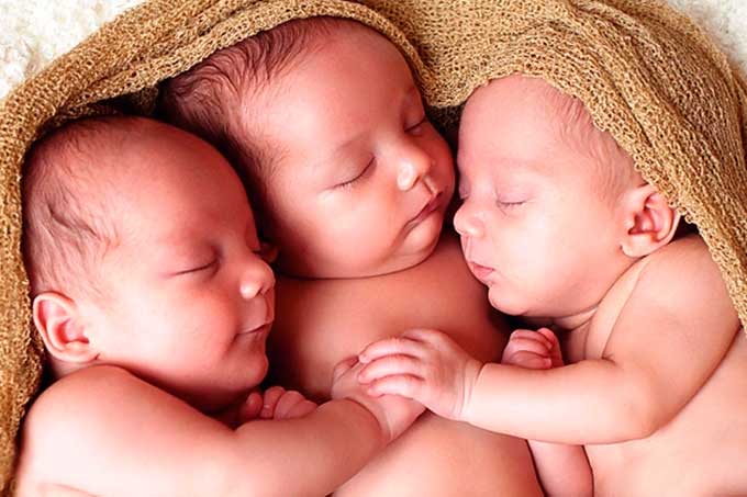¡OMG! ¿Embarazo dicigótico? Mujer dio a luz a 3 hijos en días diferentes