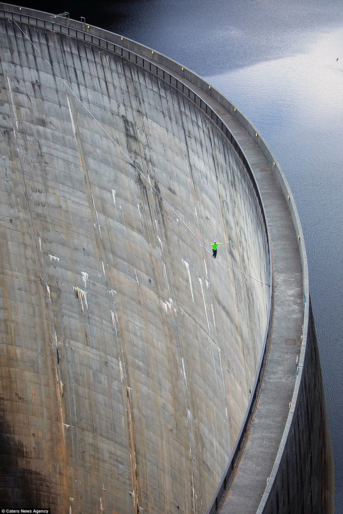 En fotos: ¡Que vértigo! Este equilibrista atraviesa represa a 140 metros de altura
