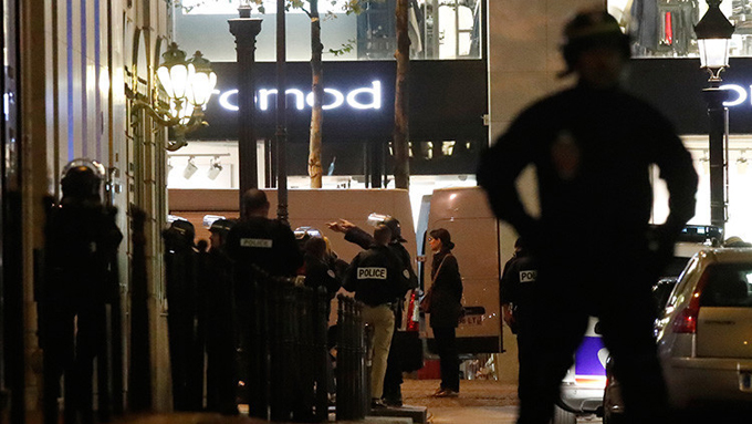 Se registró un segundo tiroteo en los Campos Elíseos de París
