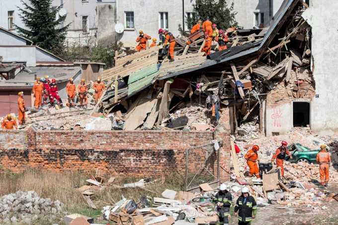 Al menos tres personas murieron tras caída de un edificio en Polonia