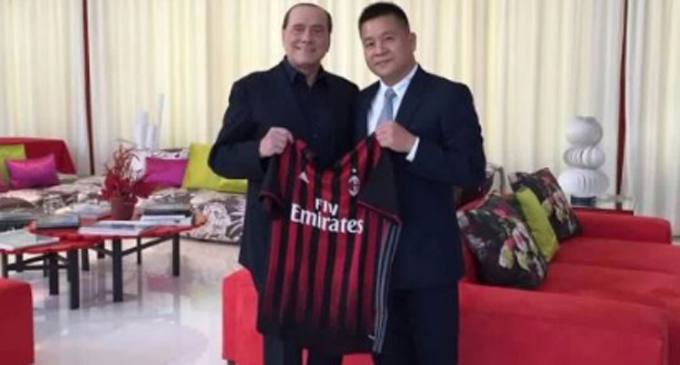 Silvio Berlusconi concretó la venta del club italiano AC Milan
