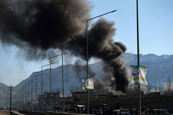 Afganistán: coche bomba explotó en una base militar de EEUU