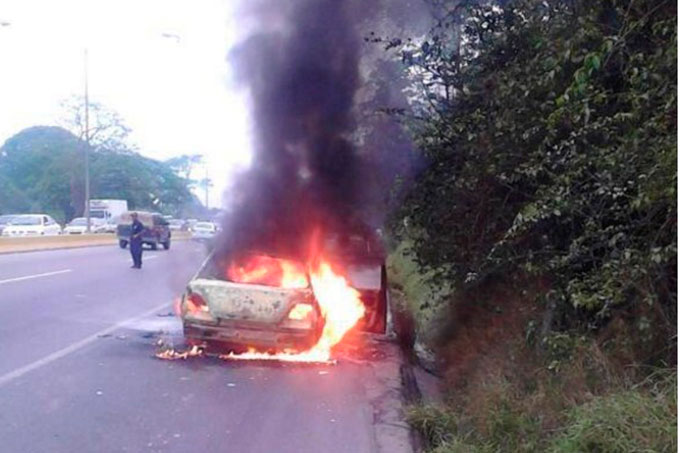 ¡En llamas! Vehículo se incendió en la ARC (+fotos)