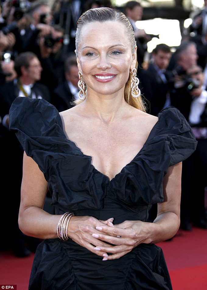 ¡Irreconocible! Pamela Anderson sorprendió con su look en Cannes