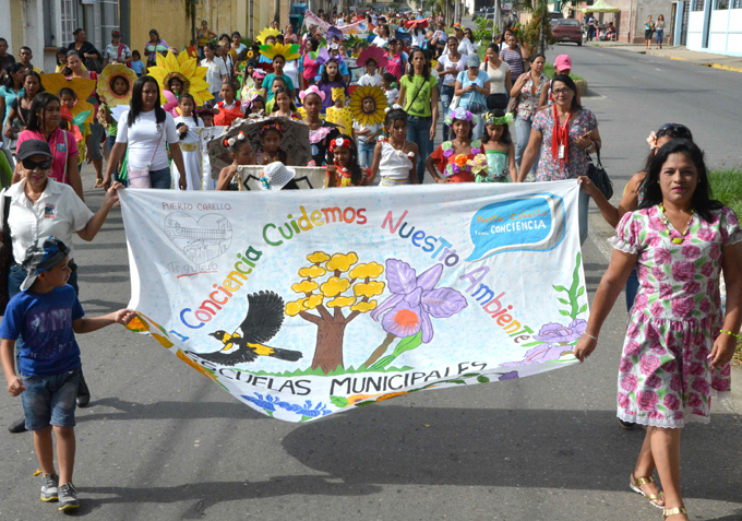 Desfile de Las Flores llenó de color calles de Puerto Cabello