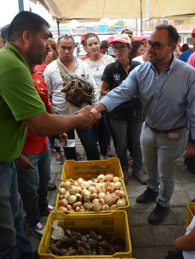 Gobierno de Calle en Puerto Cabello llevó jornada de alimentos a La Sorpresa
