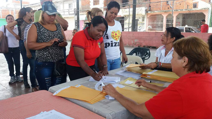Entregaron títulos de propiedad a 100 familias de Puerto Cabello