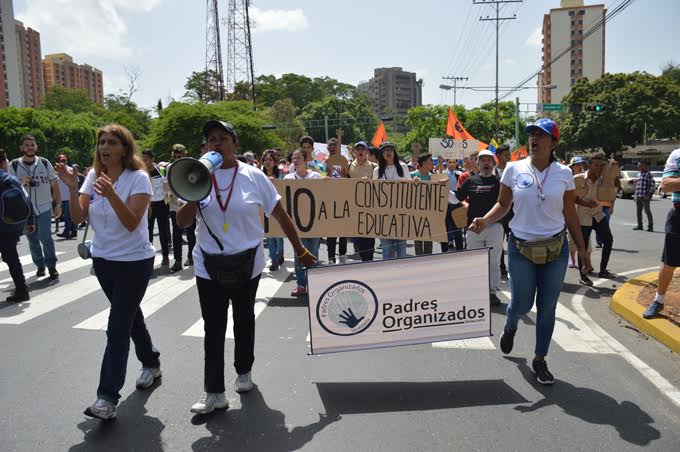 Mesa de la Unidad Democrática marchó a la Zona Educativa Carabobo
