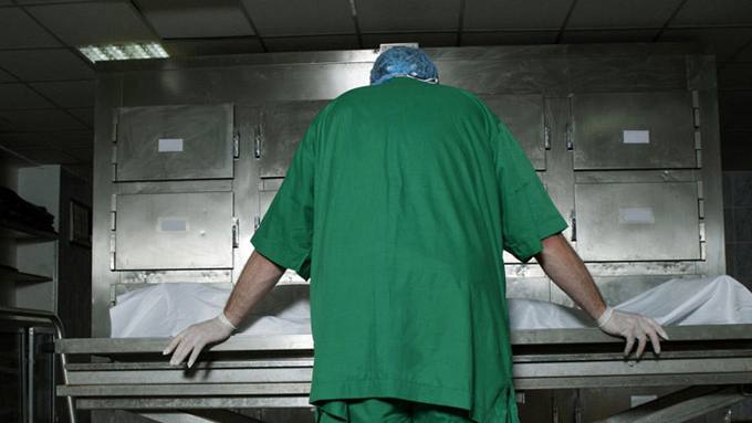 ¡Insólito! Trabajadores cortan un cadáver para robar drogas que llevaba en el estomago