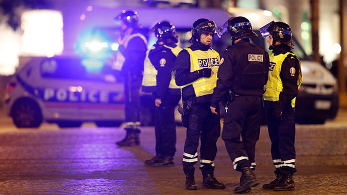 Policía francesa acordonó parte de la plaza de la República por amenaza de bomba