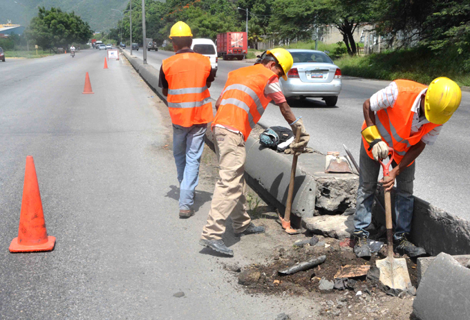 Alcaldía de Puerto Cabello continúa trabajos de recuperación del alumbrado en autopista
