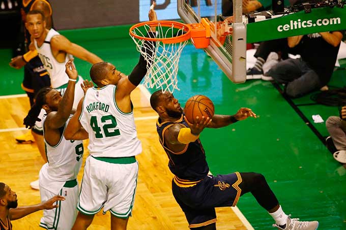 Cleveland sometieron a los Celtics en primero de la Conferencia Este