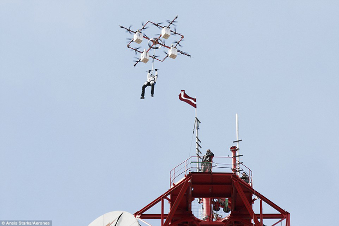 ¡Adrenalina! Saltar desde un dron es el nuevo deporte extremo (+fotos)