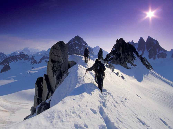 Sin signos vitales hallan a cuatro alpinistas en el Everest