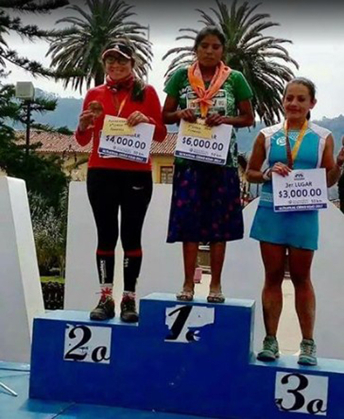 ¡Sorprendente! Joven con sandalias y falda ganó ultramaratón